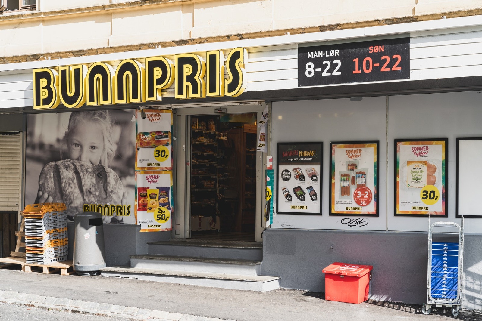 Det er flere dagligvarebutikker i nabolaget, som bl.a. Joker Spilde og Bunnpris. Galleribilde