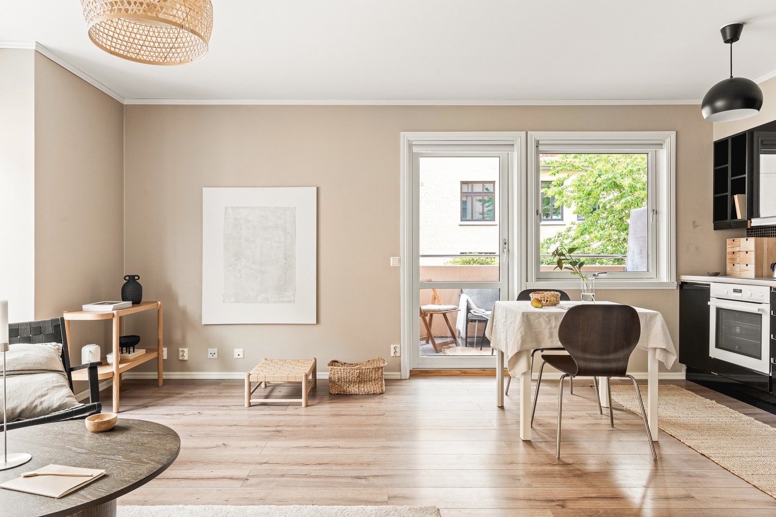 Planløsningen gjør det enkelt å møblere med sofa og TV-møbler, samt spisebord i tilknytning til kjøkkenet. Galleribilde