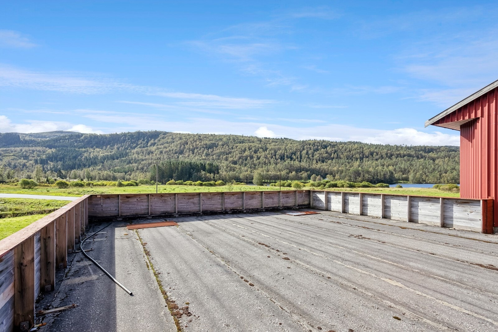 Gnr. 93 bnr. 1. Stor terrasse over "gjødsel kjeller" Galleribilde
