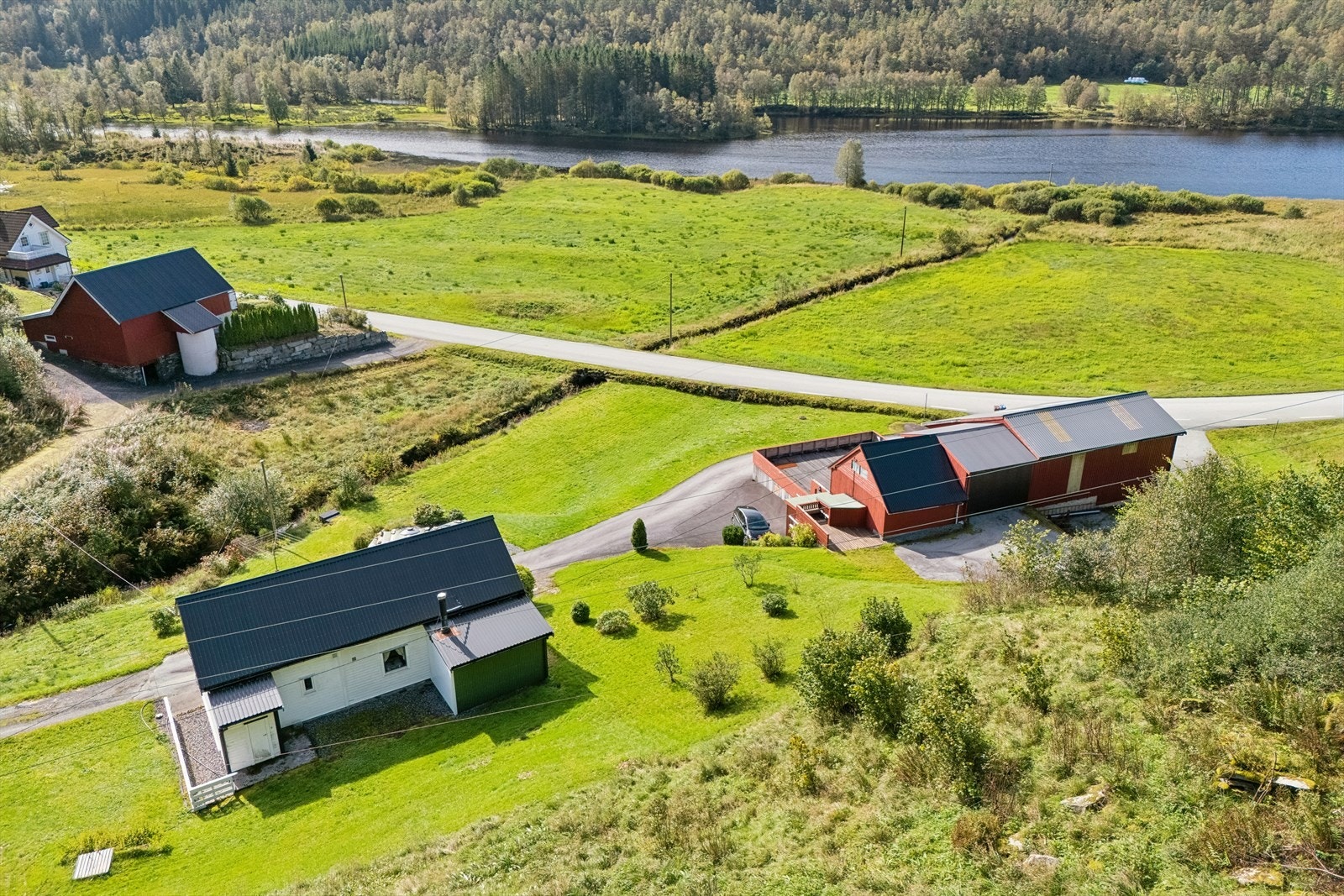 Eiendommen består av gnr. 93 bnr 1 og gnr. 92 bnr. 1. Galleribilde