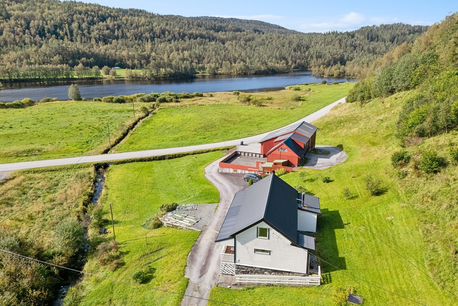 Eiendommen grenser ned til Langevatnet Galleribilde