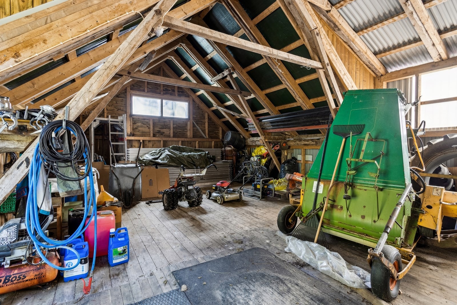 Gnr. 93 bnr. 1. Romslig areal i driftsbygning Galleribilde