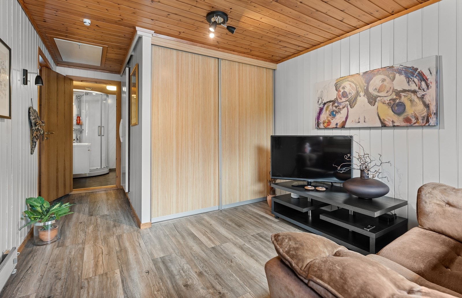 Rommet har flott garderobeløsning i tillegg til kjølerom. Galleribilde