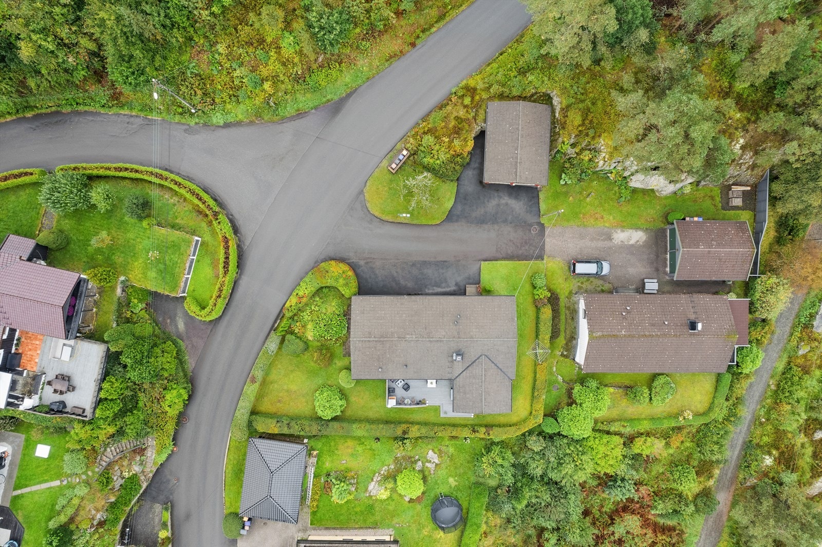 Veien mellom hus og garasje er kommunal og blir brøytet og strødd på vinteren. Galleribilde