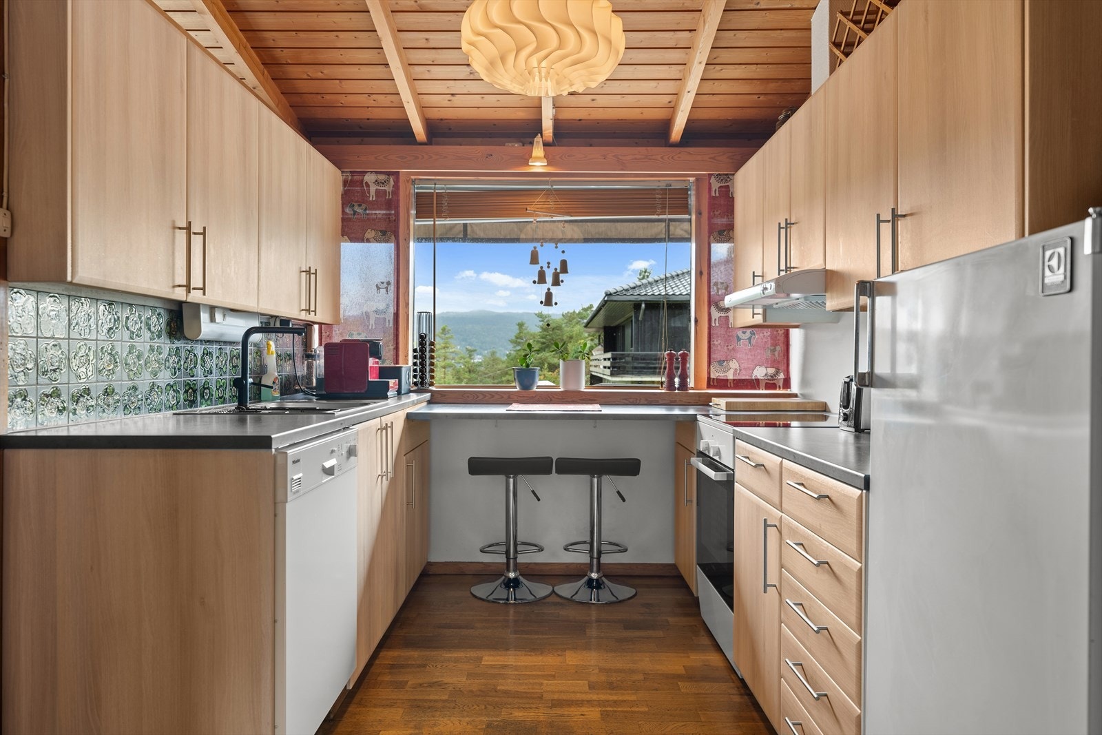 Kjøkkenet fikk nye fronter i 2011. Praktisk kjøkken med gjennomgående skap til spisestue. Galleribilde