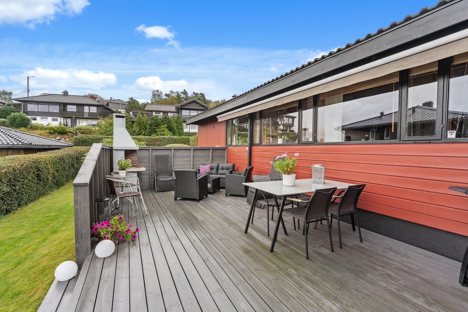 I front er det terrasse på 33 kvm. Her er utepeis og motorstyrt markise. Galleribilde