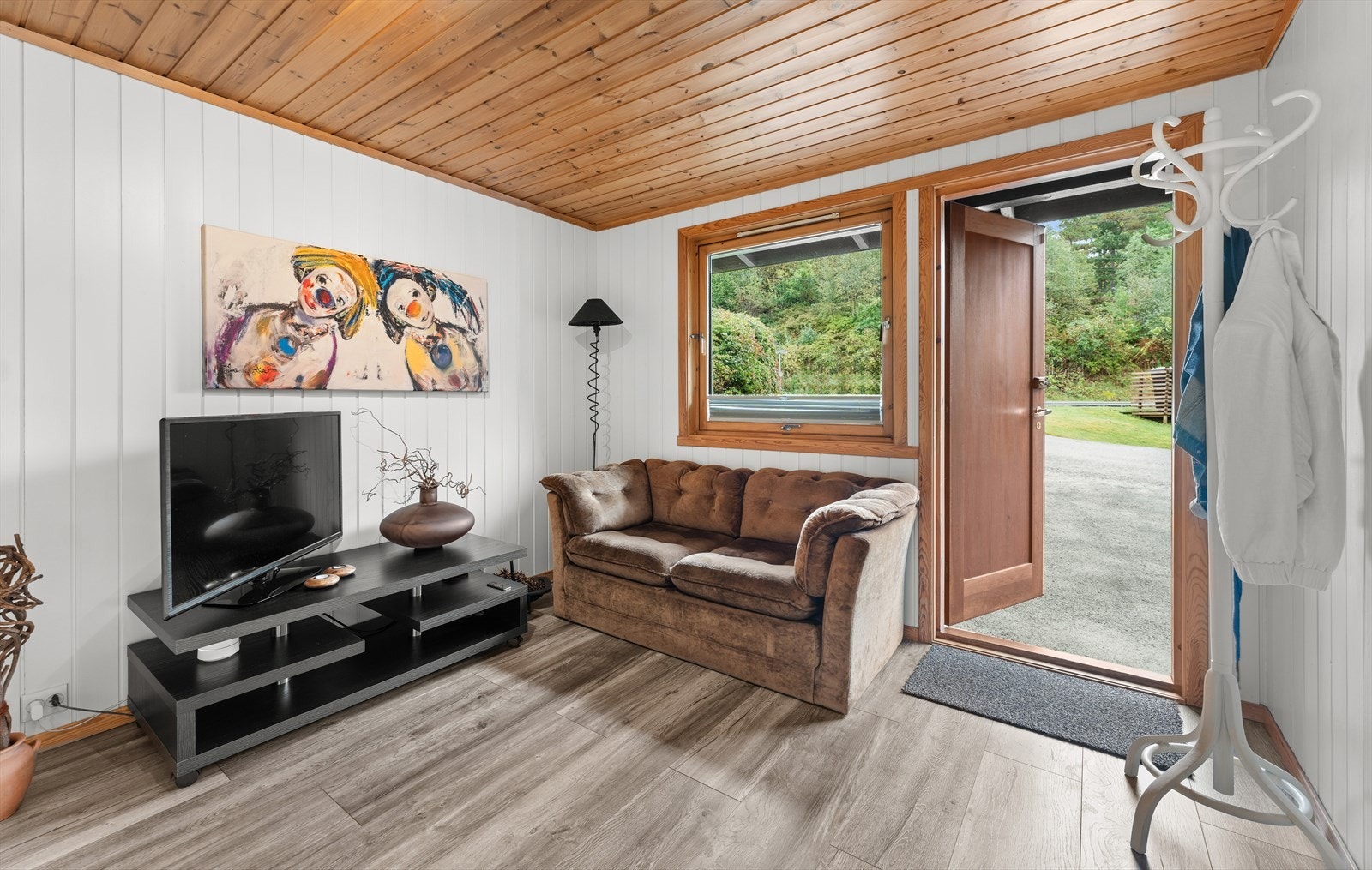 Grovinngang med svært god plass. I dag blir denne brukt som tv-stue. Galleribilde