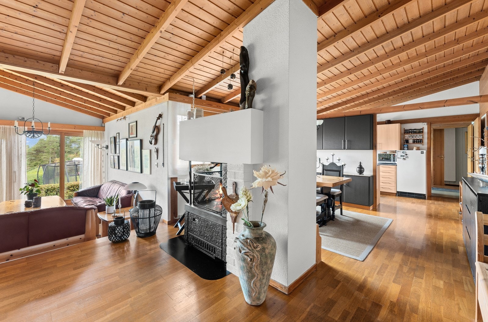 Stue ble påbygd i 1985 og har flott panel i tak med drager. Den nye delen i stue har varmekabler i gulvet. Galleribilde