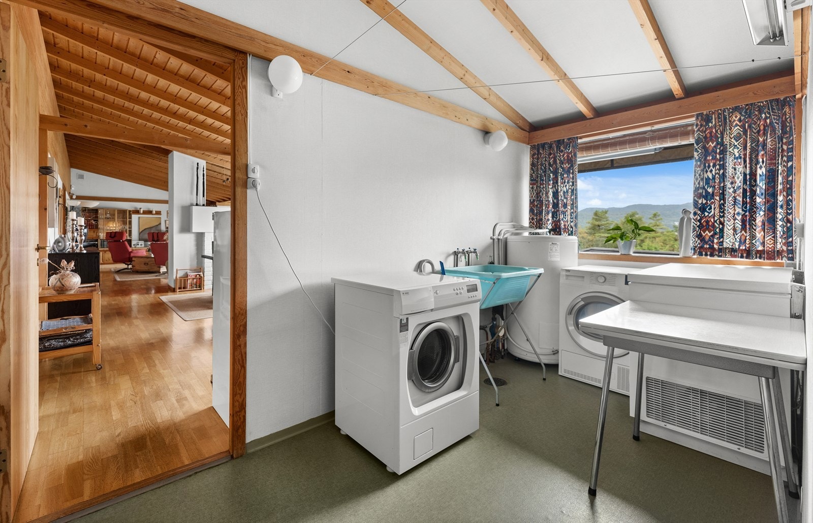 Vaskerom like ved kjøkken og ved grovinngang. Her er god plass om man ønsker større innredning. I tillegg er det også her utslagsvask. Galleribilde
