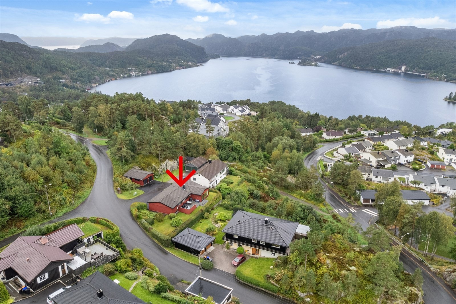 Eiendommen har en barnevennlig og fantastisk beliggenhet i Rauli. Her er fjordutsikt og gode solforhold gjennom hele dagen, og har kveldsol til ca. kl 22 midtsommers. Galleribilde