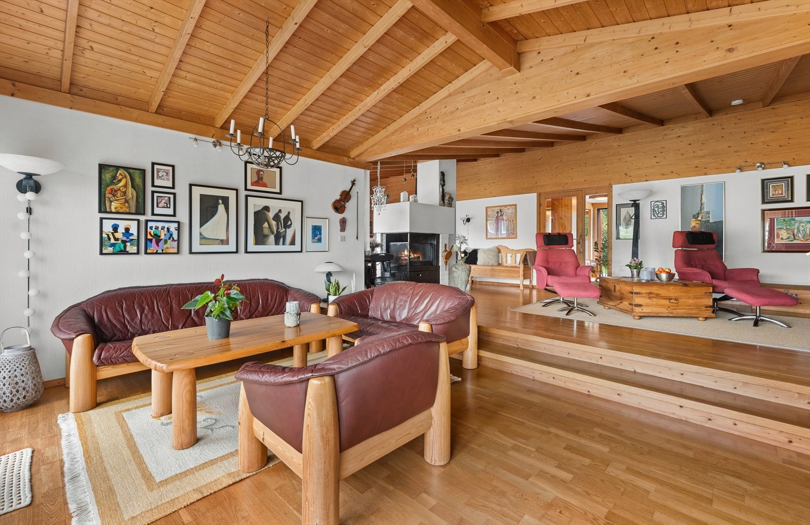 Stuen er flott og romslig med platå ned til del som har utgang til terrasse i front. Galleribilde