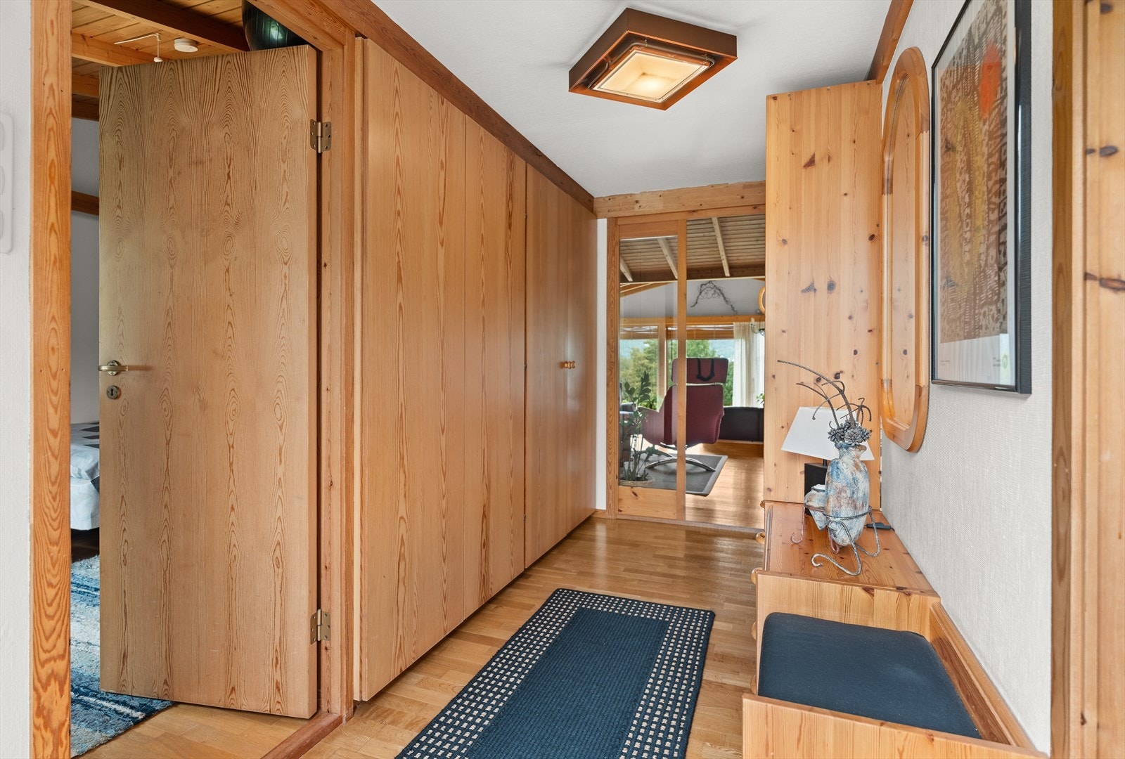 Entre har stor garderobeløsning med god plass til yttertøy. Galleribilde