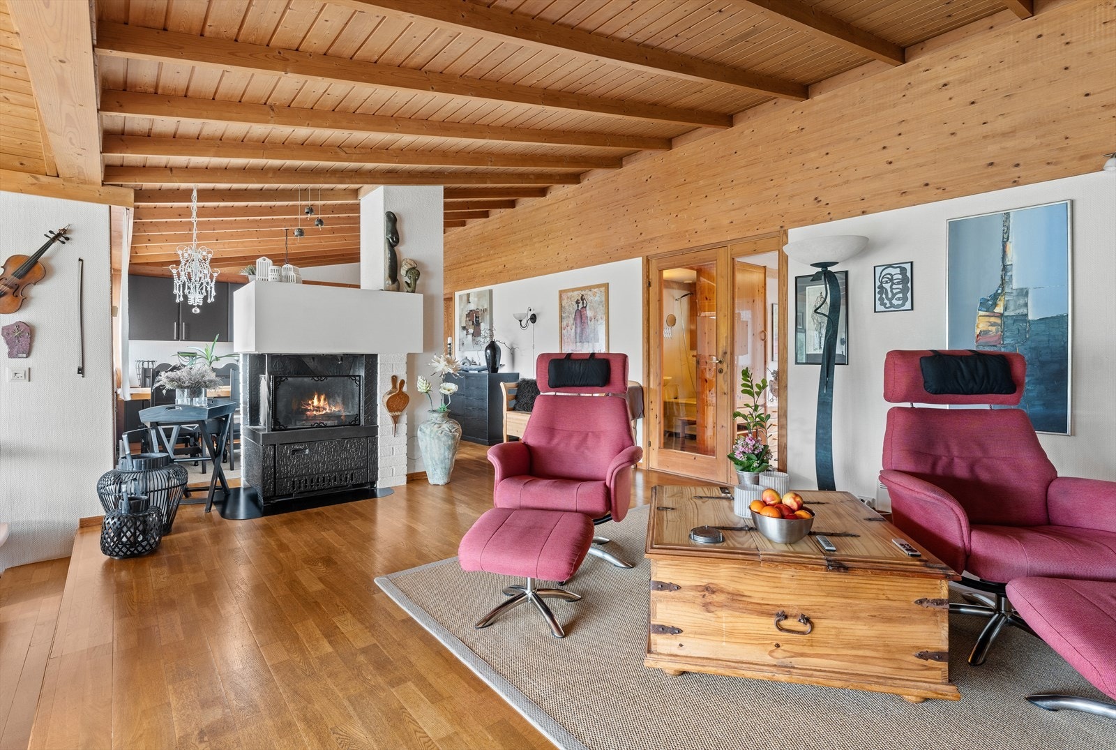 Åpen løsning til kjøkken og spisestue. Galleribilde