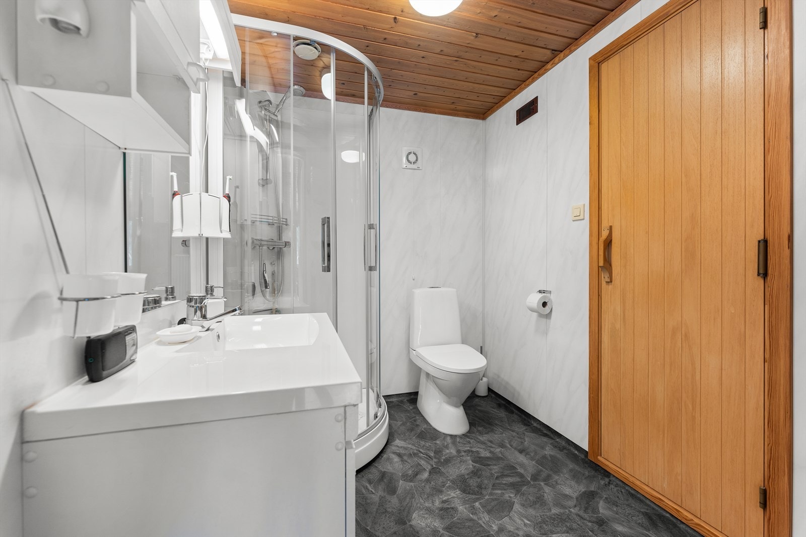 Bad som ligger i tilknytning til grovinngang har dusjkabinett, toalett og innredning med nedfelt servant. Her er også badstue. Galleribilde