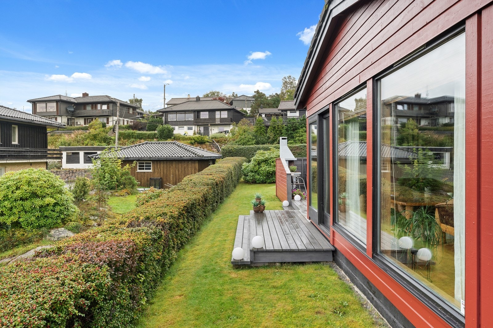 Hagen er flat og avskjermet med hekk. Lettstelt med alt på en flate. Galleribilde