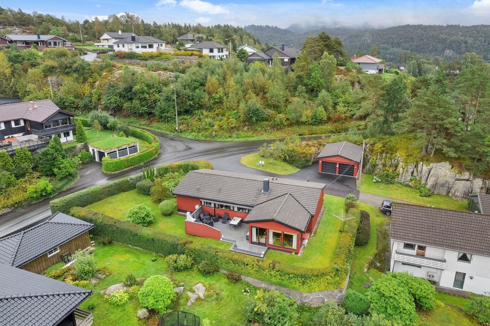 Tomten er på 843 kvm. og er flott opparbeidet og lettstelt. Hagen er flat og avskjermet med hekk og prydbusker. Galleribilde