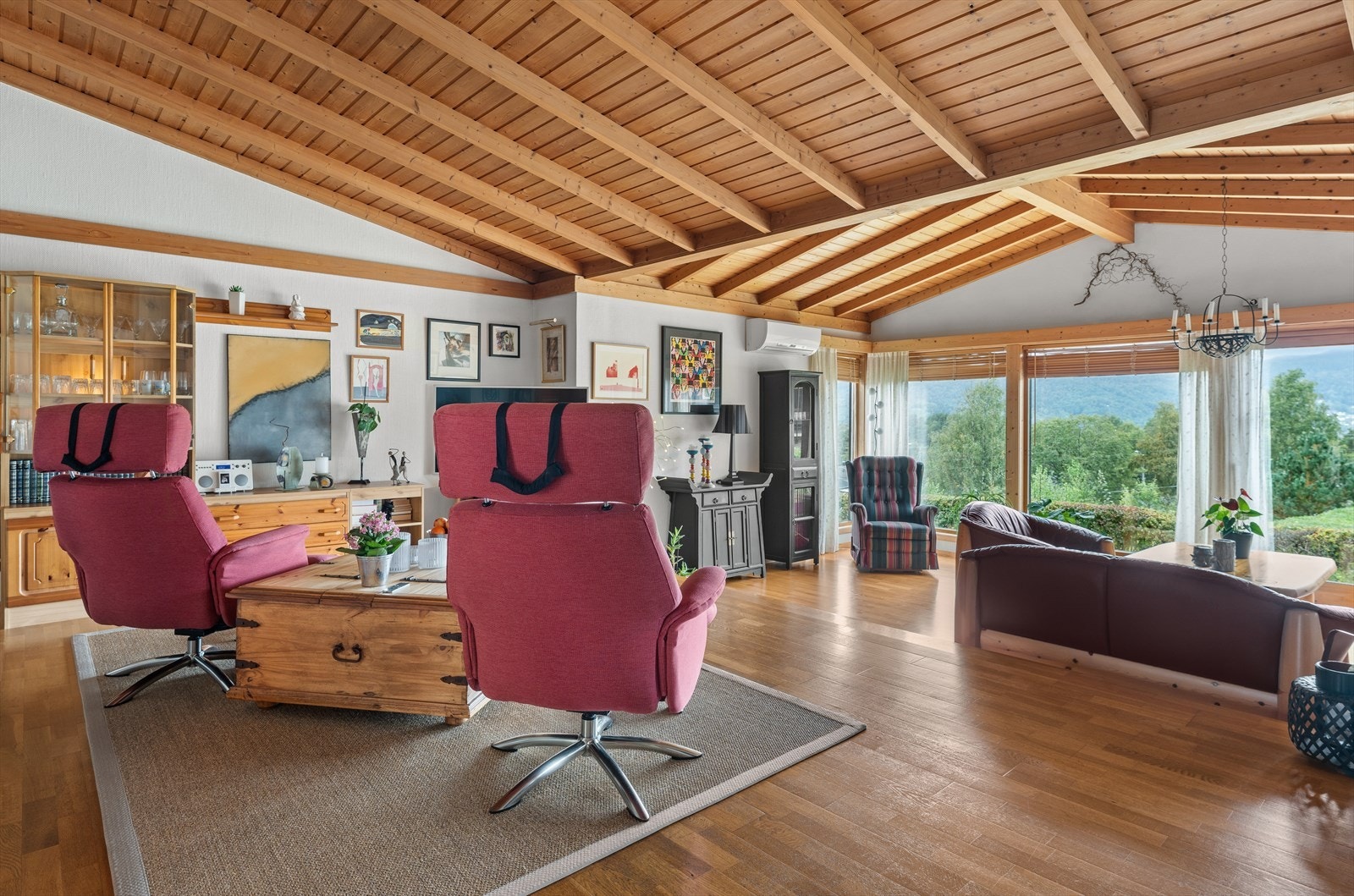 Det er høyt under tak på den ene delen av stuen som gir en luftig romfølelse. Galleribilde