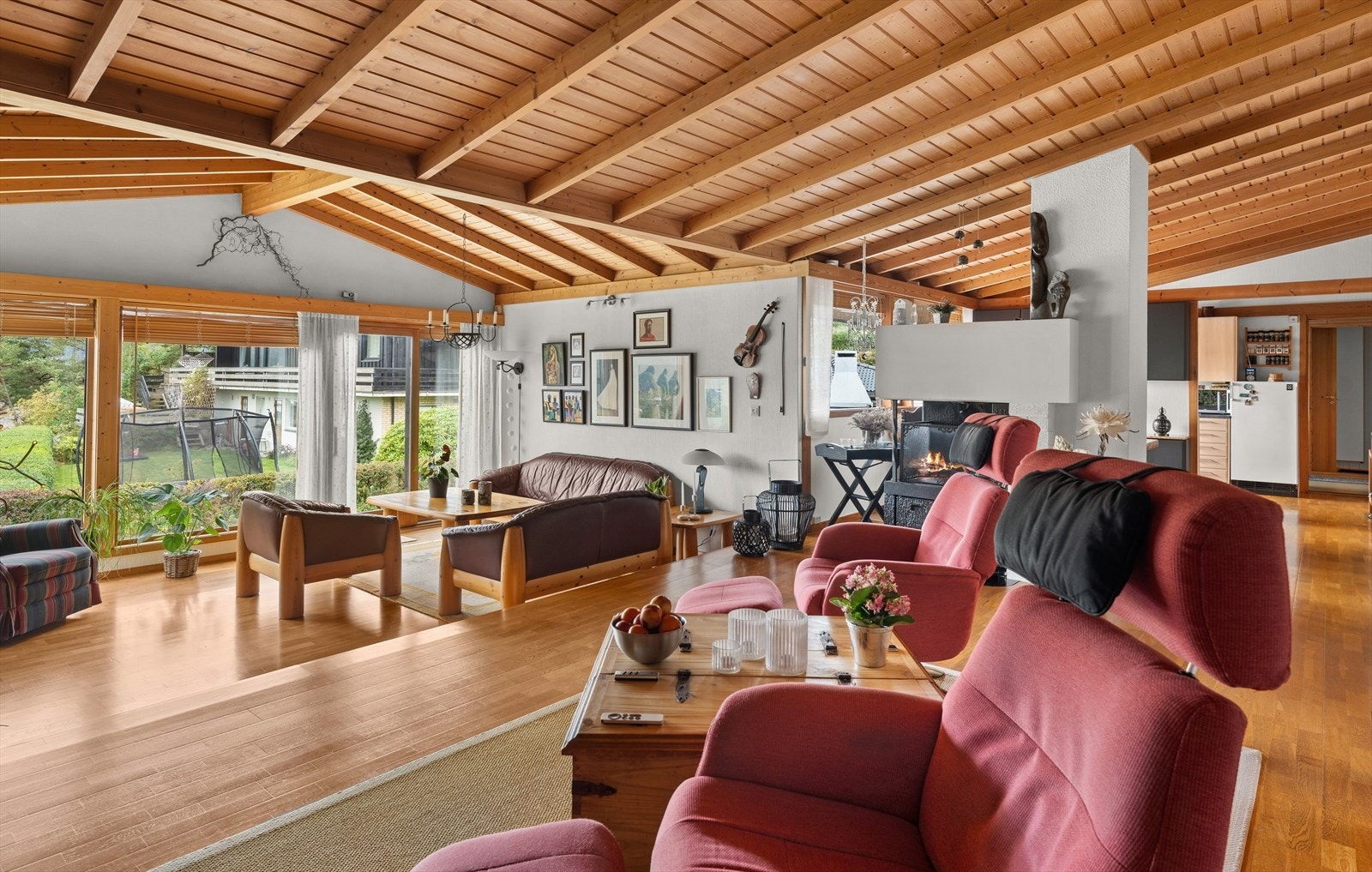 Her er store vinduer i front som slipper inn godt med lys og skyvedør ut til terrasse. Galleribilde