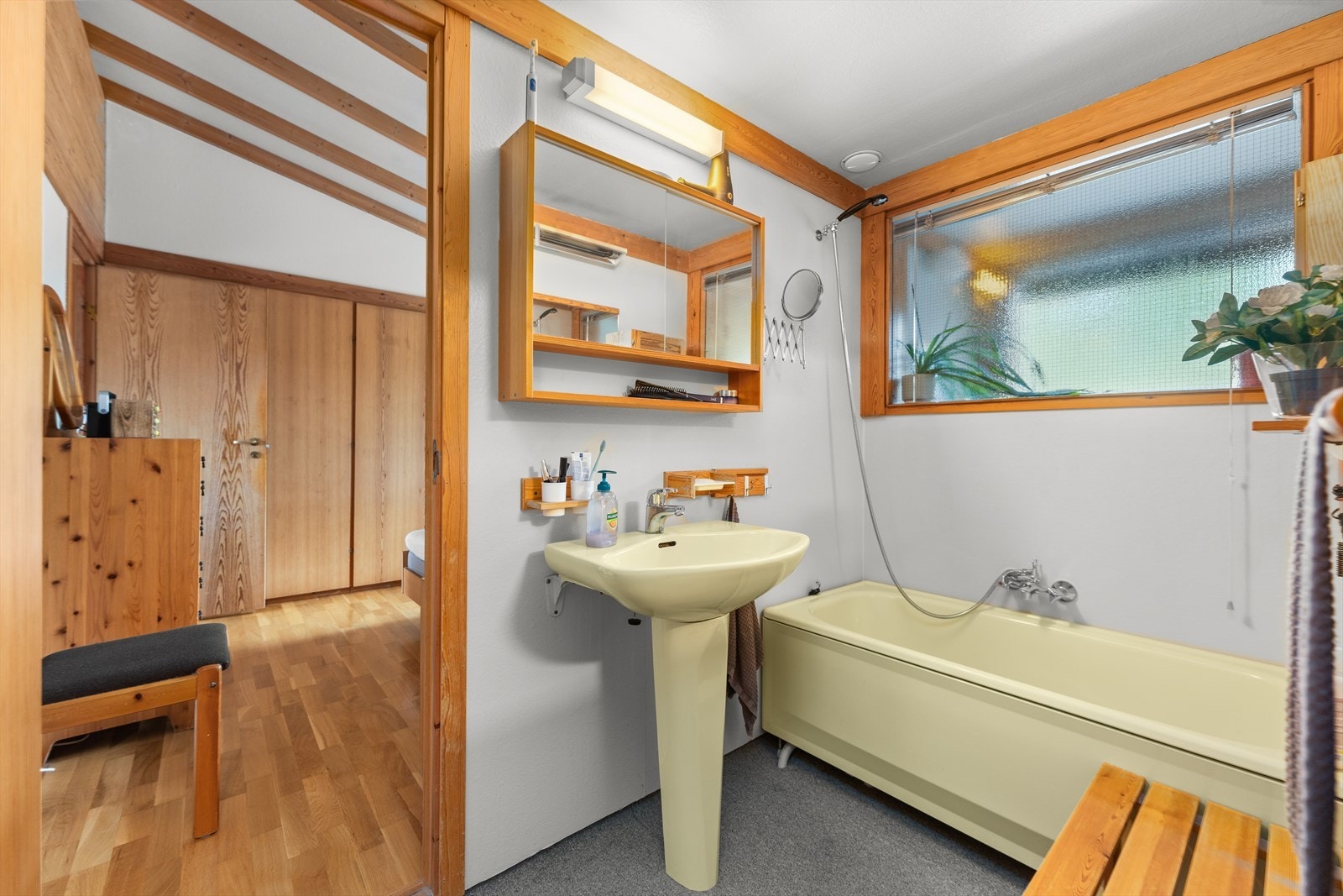 Bad er fra byggeår og har vask og badekar. Galleribilde