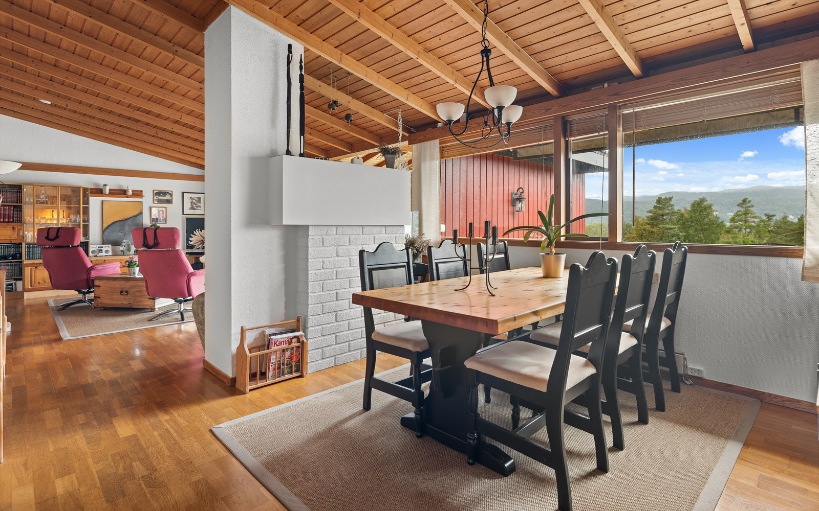 Spisestuedel har god plass til langbord og her er også praktisk innredning like ved til oppbevaring. Galleribilde