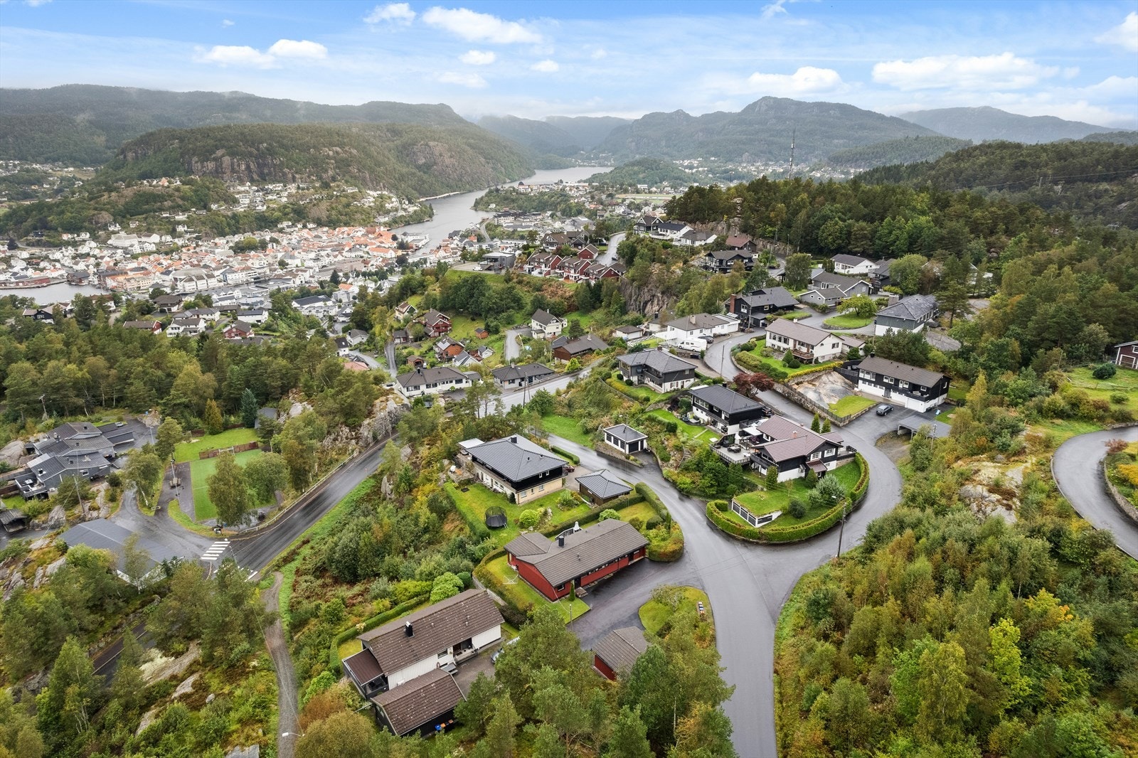 Kort vei til barnehage, lekeplass og ballplass. Ikke langt unna finner du også populære Raulibukta som har sandstrand, brygge og stupetårn. Flere gode turtilbud i området med oppmerkede stier, lysløype og utsiktspunkt. Galleribilde