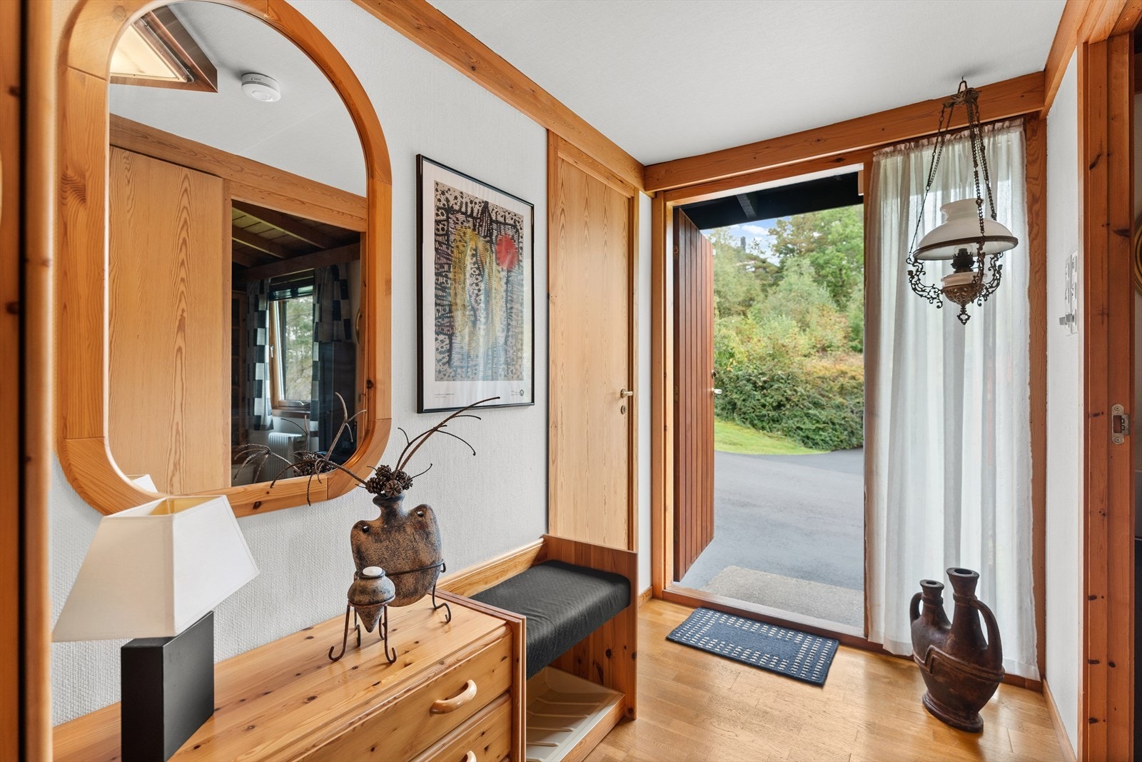 I entre er inngang til et soverom, toalettrom og bad samt videre inn til stue. Galleribilde