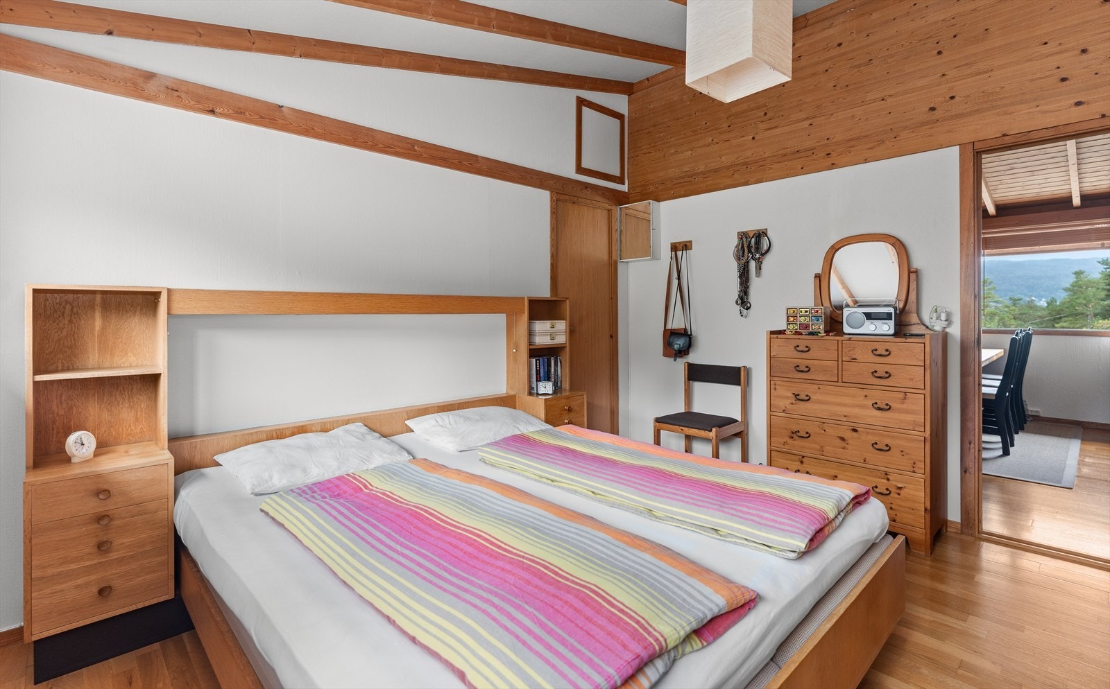 Hovedsoverom har inngang til bad med badekar og vask. Galleribilde