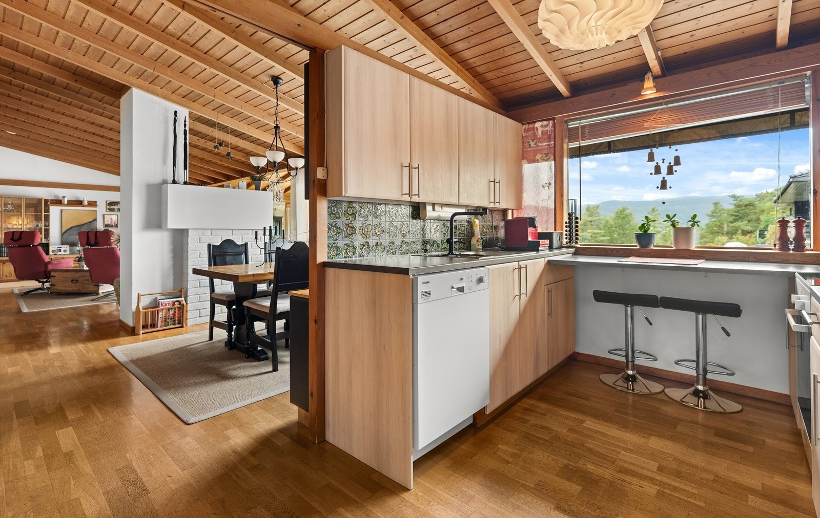 Boligen er luftig og romslig med åpen løsning. Galleribilde