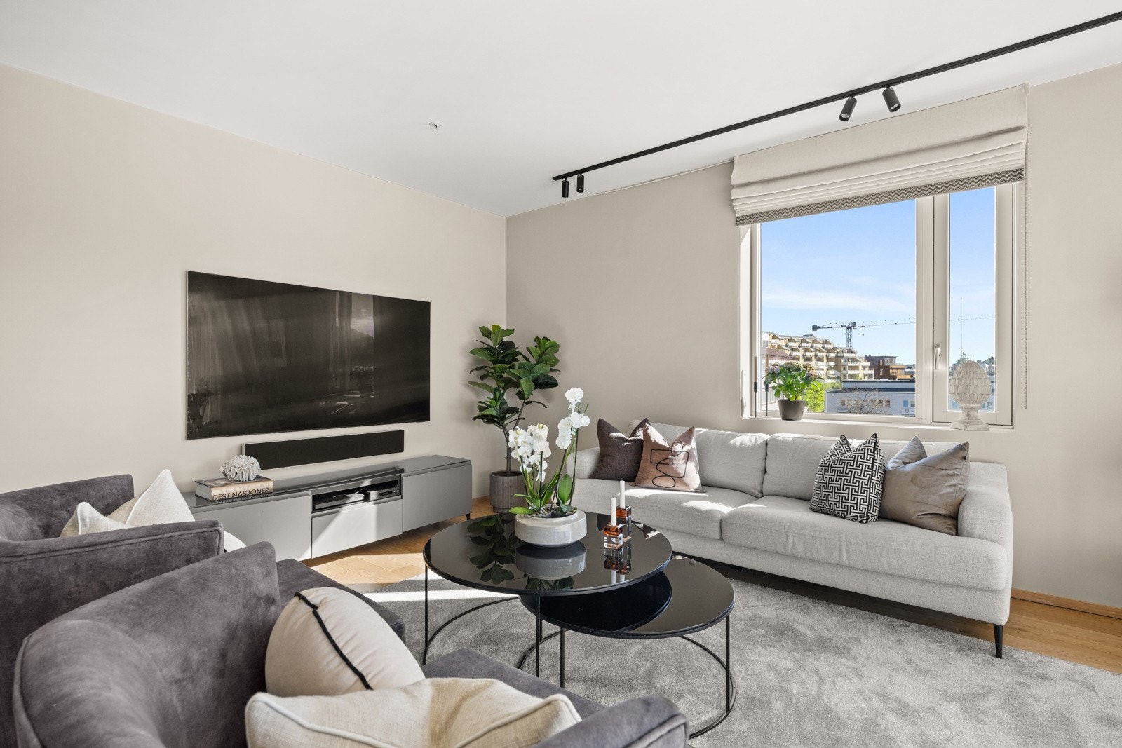 Her er det god plass til sofa, tv-benk eller annen ønsket innrednig. Galleribilde