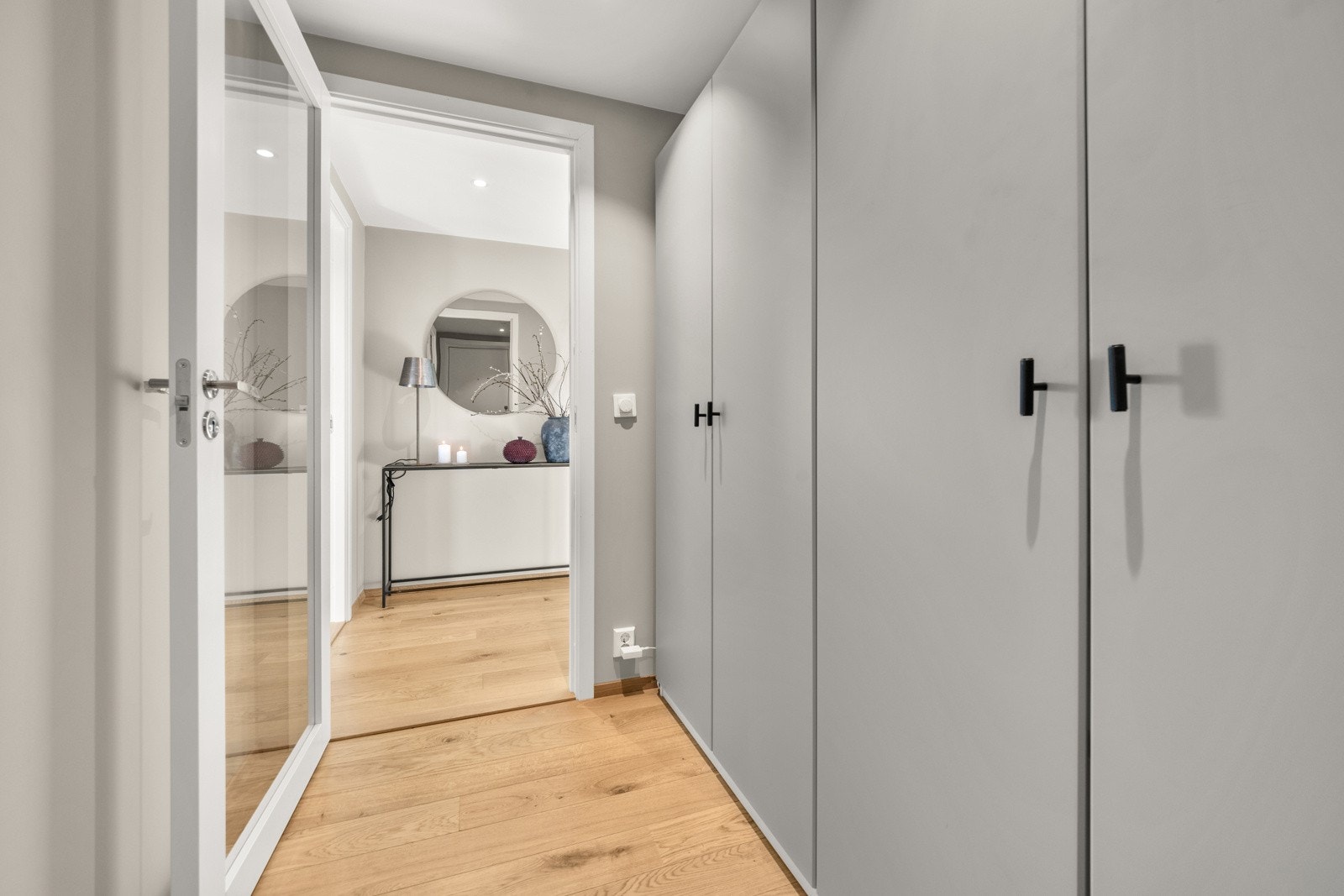 Rikelig med garderobeskap for oppheng av yttertøy Galleribilde