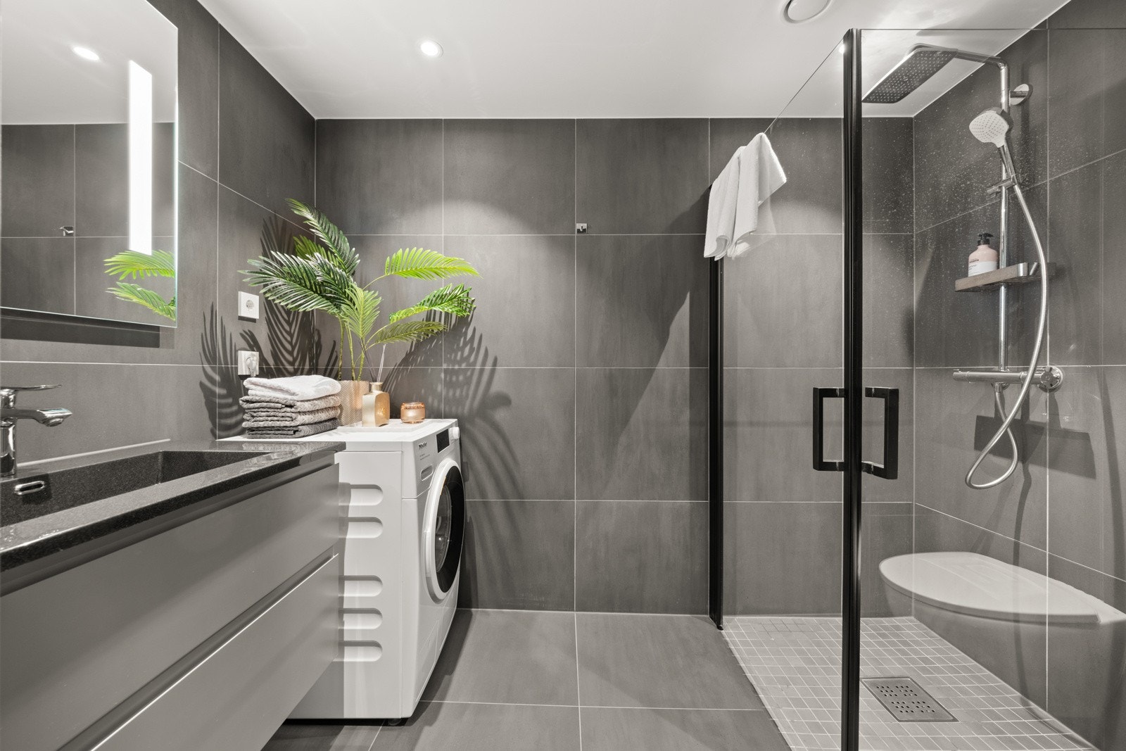 Pent flislagt bad med gulvvarme Galleribilde