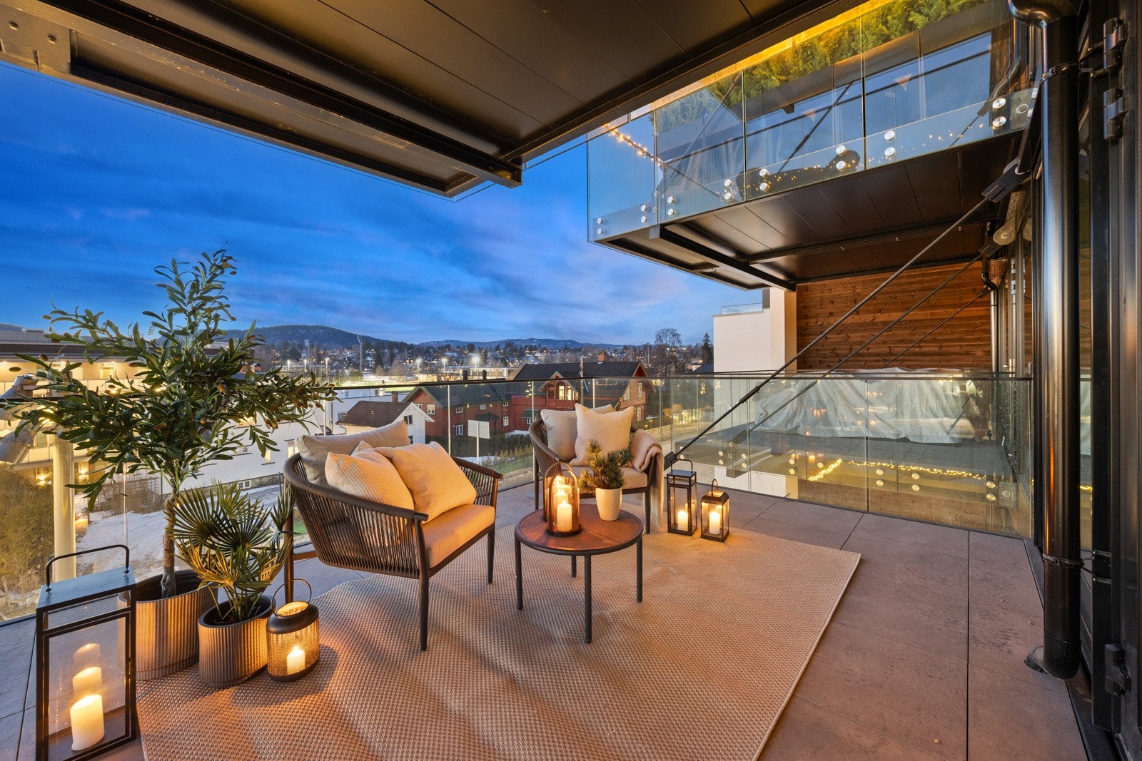 Balkongen kan også nytes på kvelden. Galleribilde