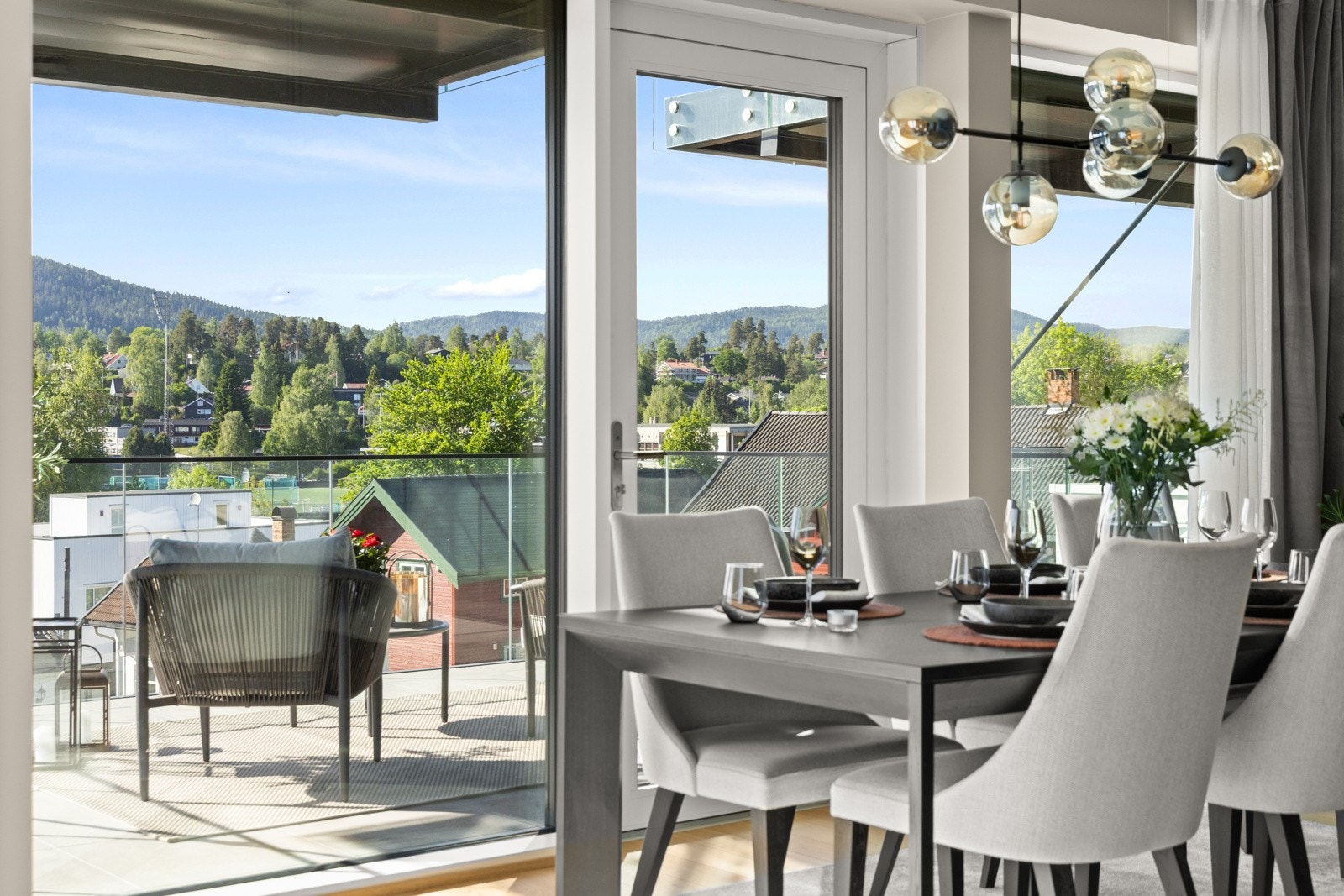 Balkongen fungerer som en forlengelse av spisestuen/stuen på sommerstid. Galleribilde