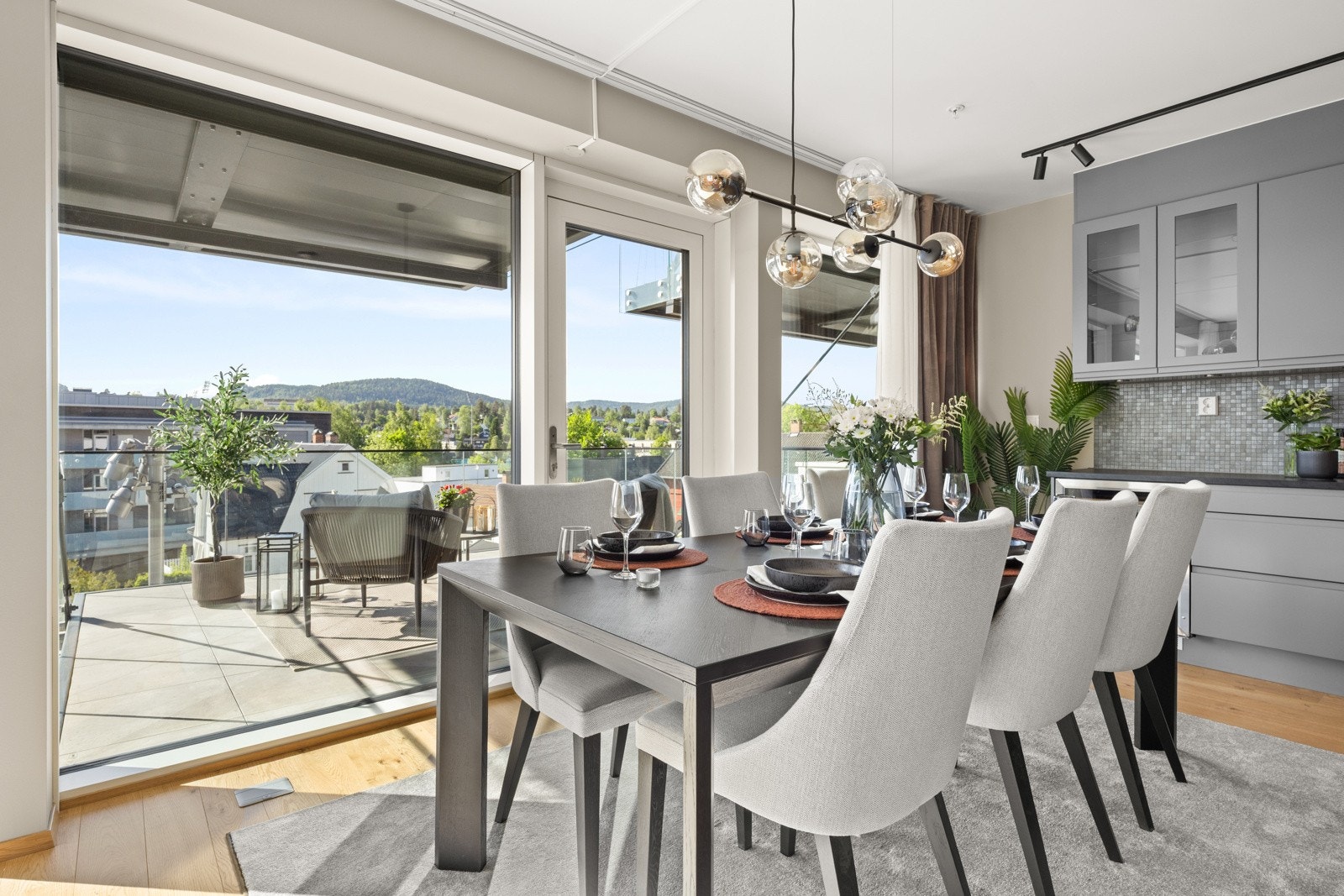 Spisestuedelen har god plass til langbord for hele familien! Galleribilde