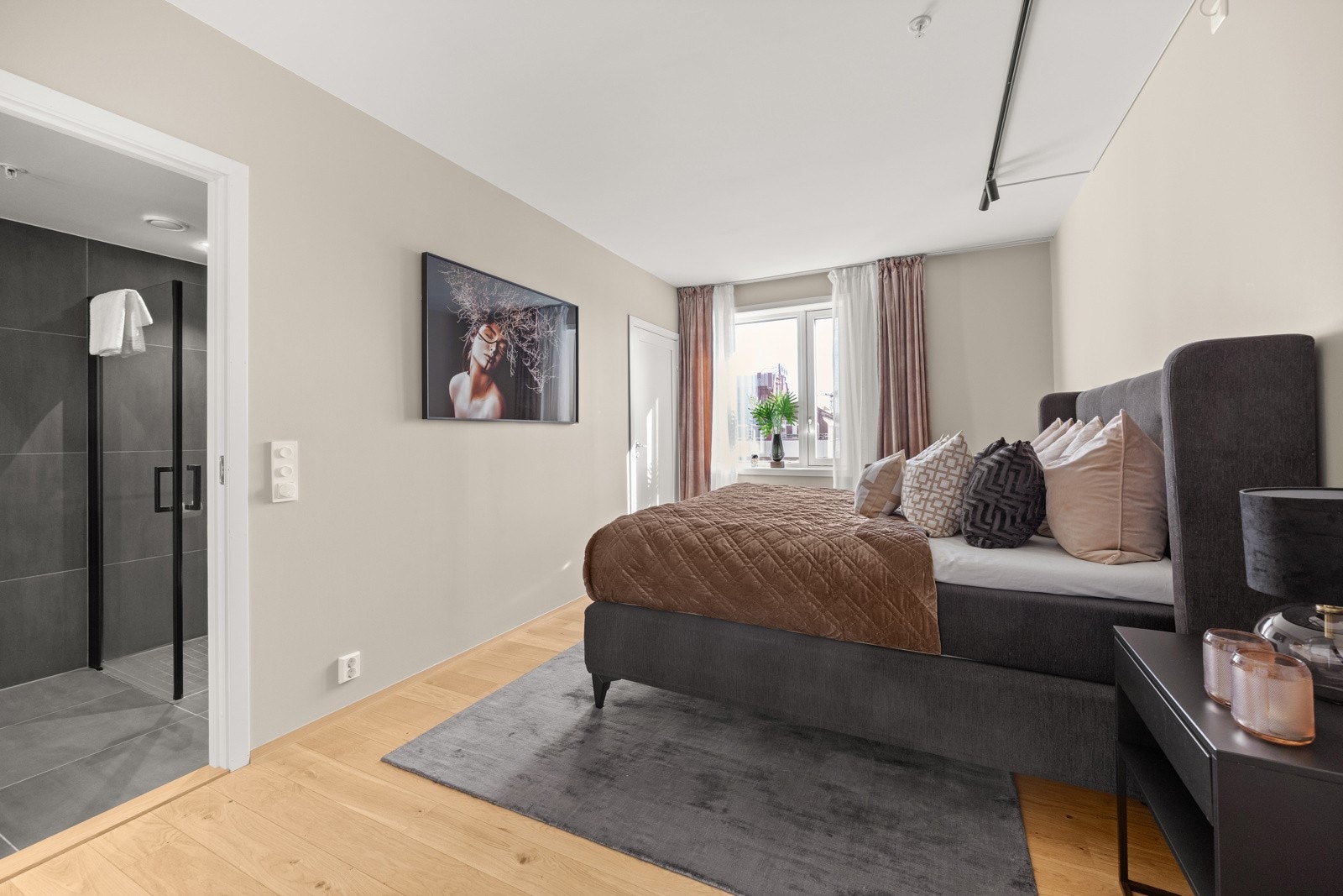 Hovedsoverommet har tilkomst til leilighetens første bad Galleribilde