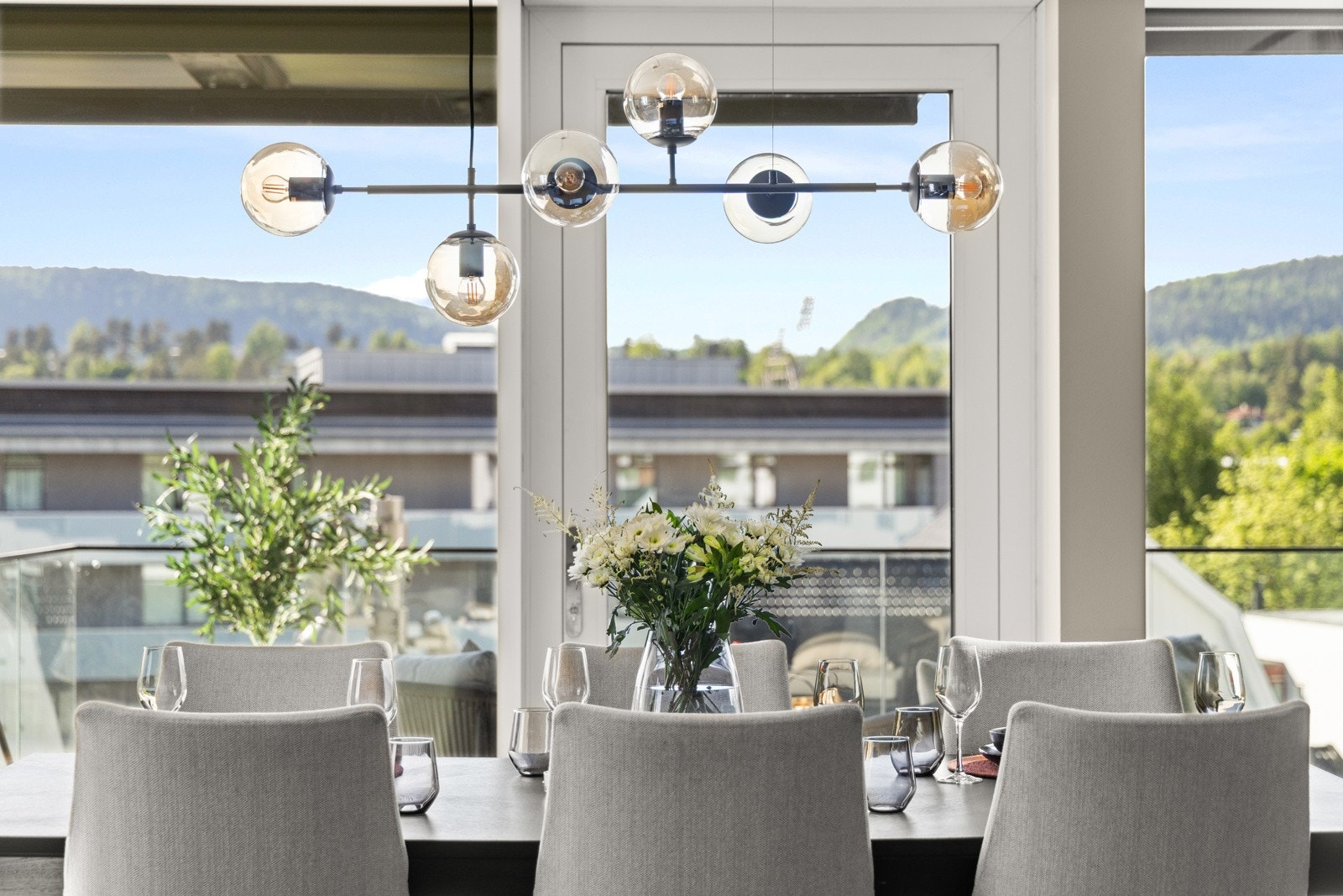 Her kan maten nytes med utsikten i bakgrunn. Galleribilde