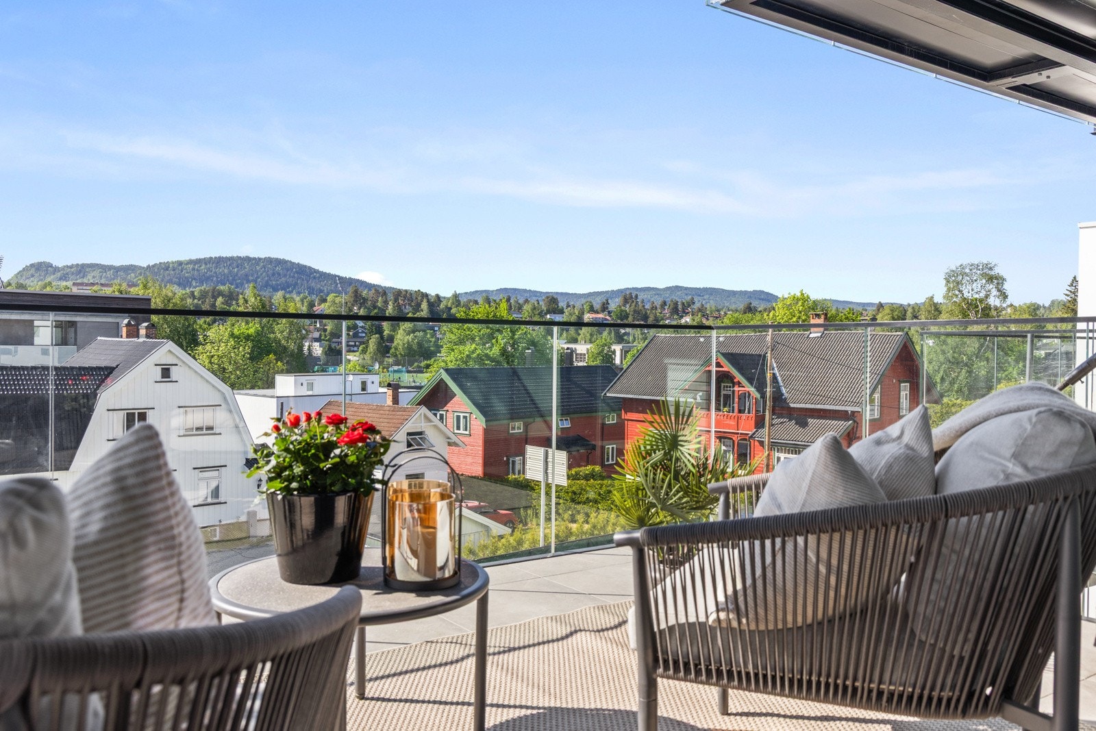 Dette er en lekker 4-roms fra 2021 med flott utsikt. Galleribilde