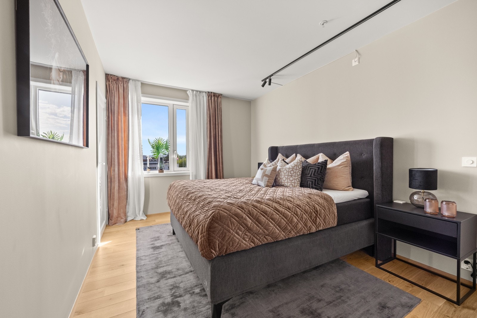 Hovedsoverommet er av god størrelse med plass til dobbeltseng, garderobeskap og annet ønskelig møblement. Galleribilde