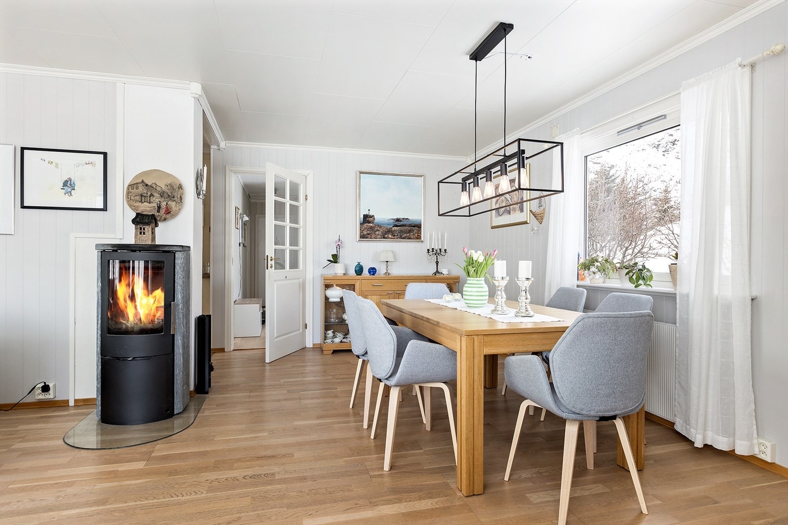 I stua er det plass for spisebord. Vedovn til bruk på kalde dager. Galleribilde