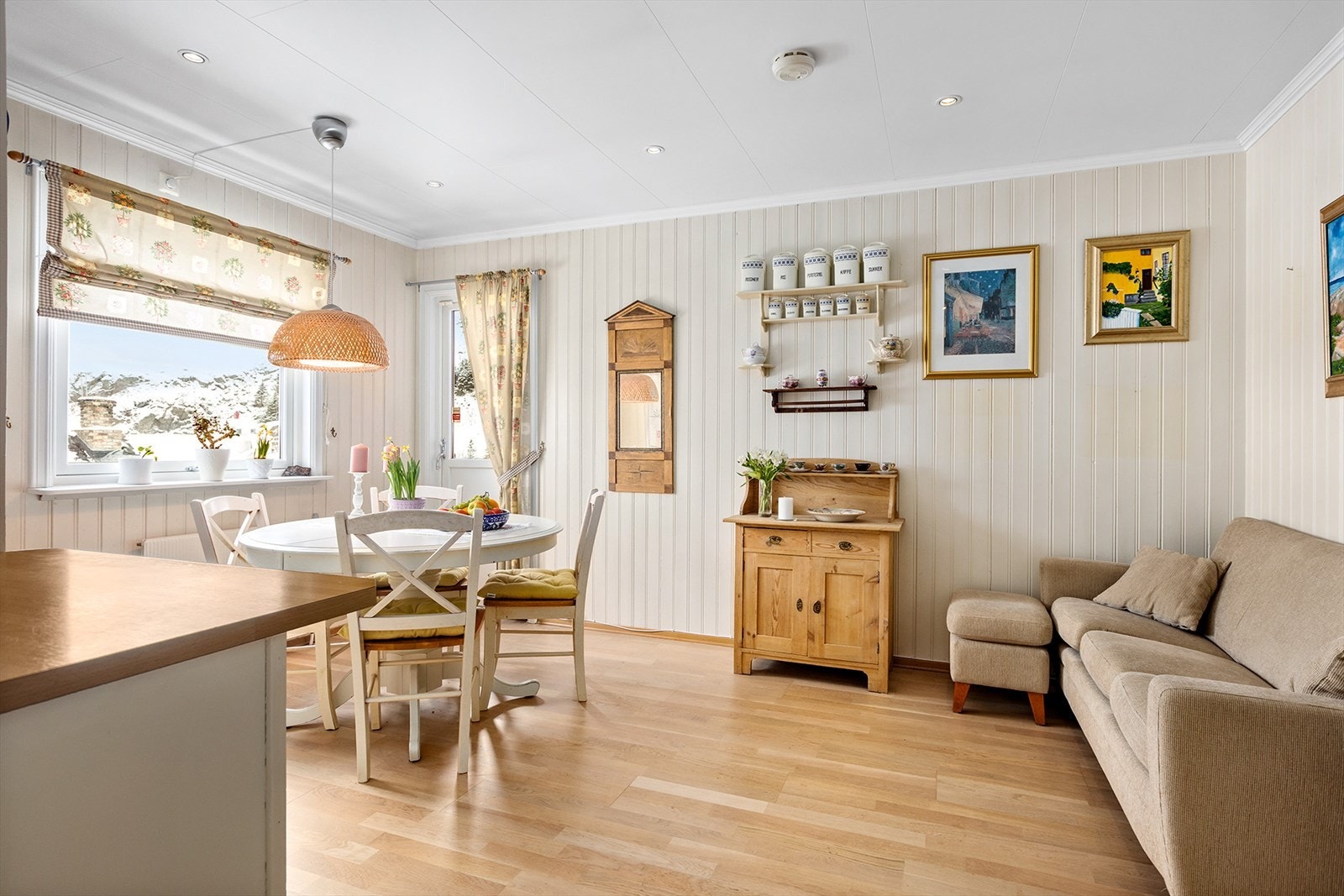 Kjøkkenet har godt plass til både kjøkkenbord og en ekstra sofa Galleribilde