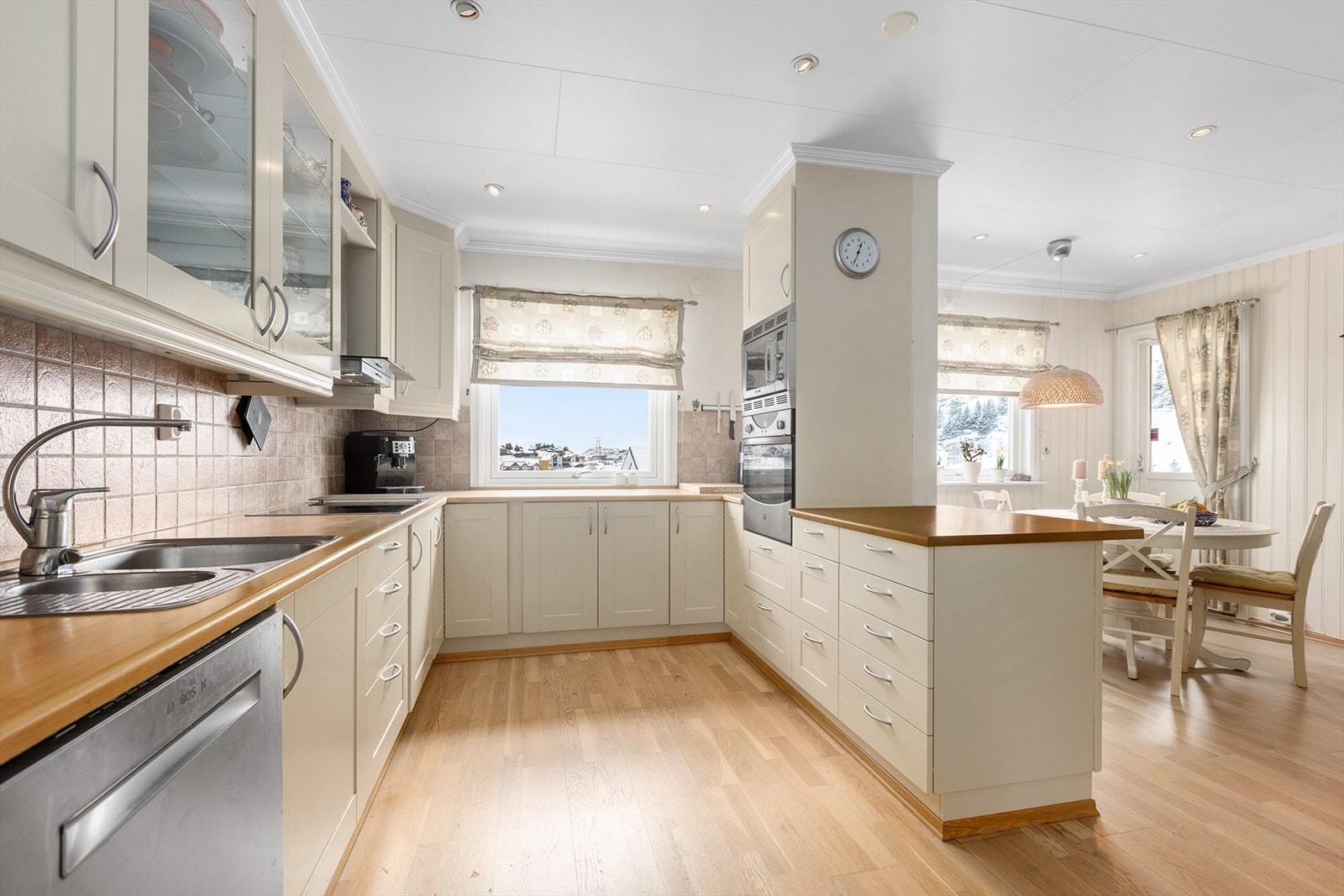 Romslig kjøkken. godt med skap- og benkeplass. Innredning fra JKE Galleribilde