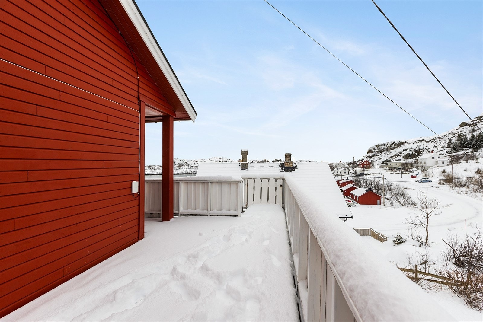 Veranda på vestsiden av huset med utgang fra kjøkkenet Galleribilde