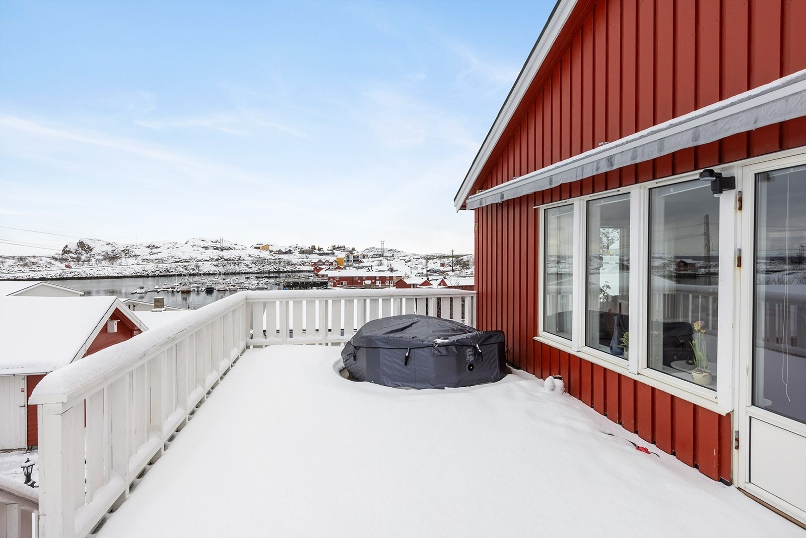 Veranda med utgang fra stua. Utsikt mot havna Galleribilde