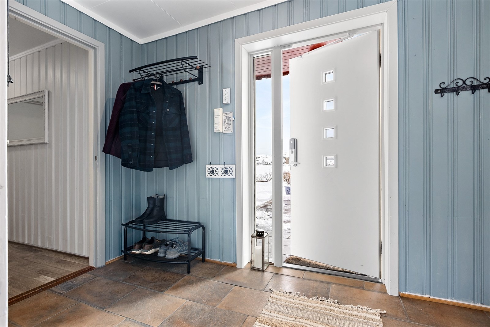 Inngangsparti. Flislagt gulv med varme. Inn til hybelen til venstre. Galleribilde