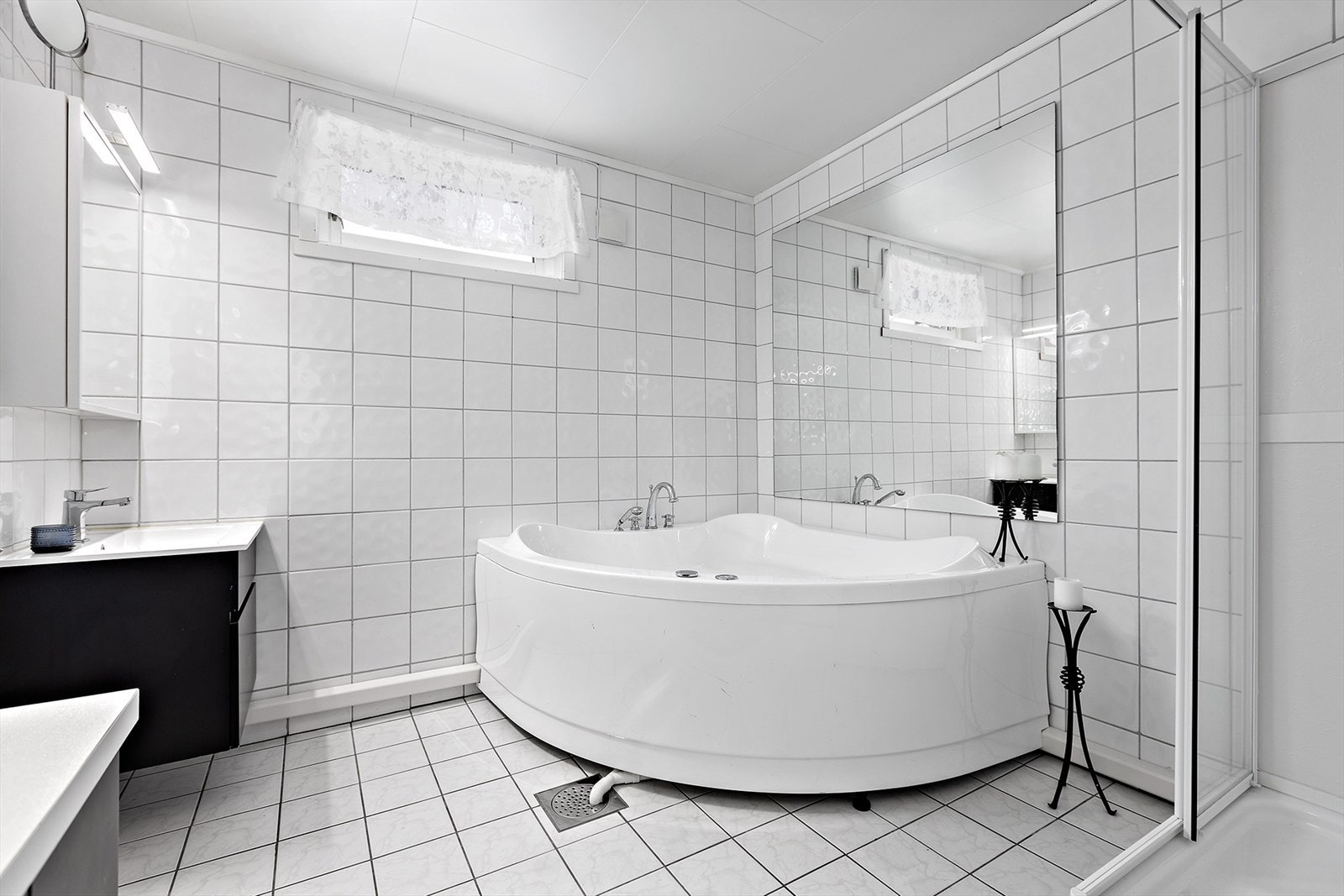 Bad i underetasjen med badekar, dusjkabinett og innredning med servant Galleribilde