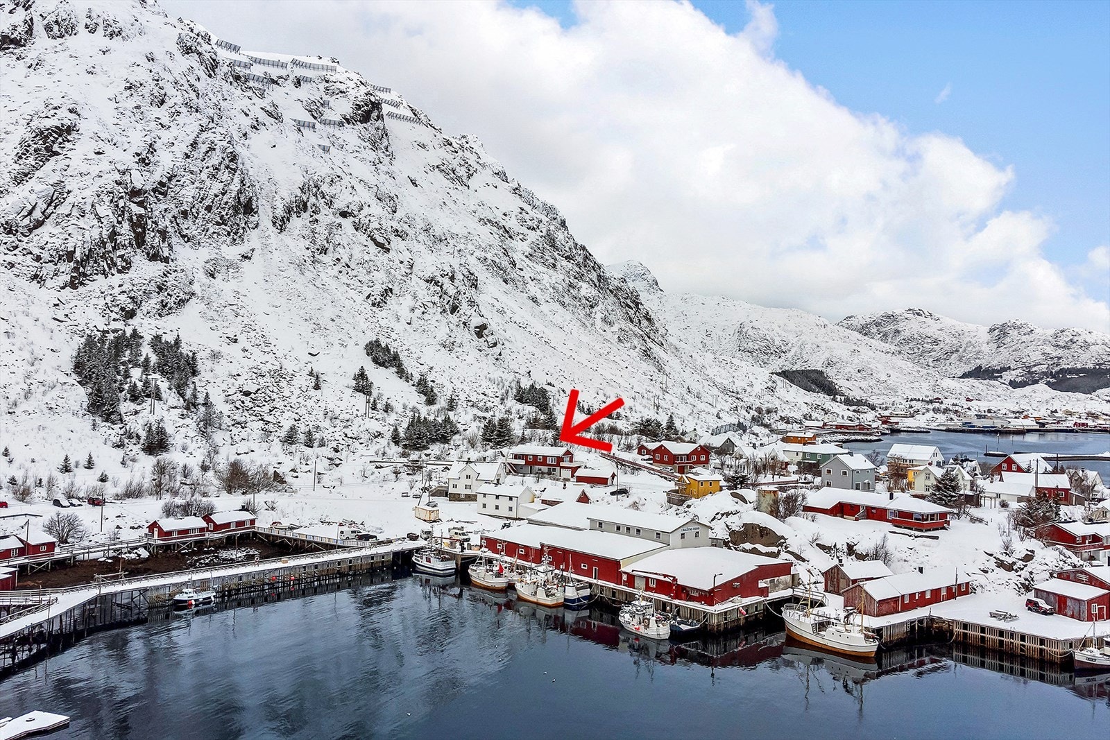 Boligen er en del av et miljø på Ballstad med boliger, nærings- og turistvirksomhet Galleribilde