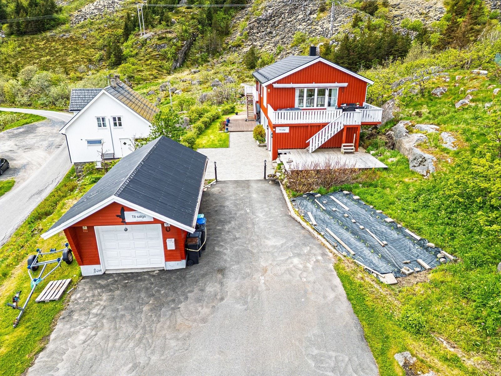 Eiendommen har en garasje under terrassen, og en frittstående garasje Galleribilde