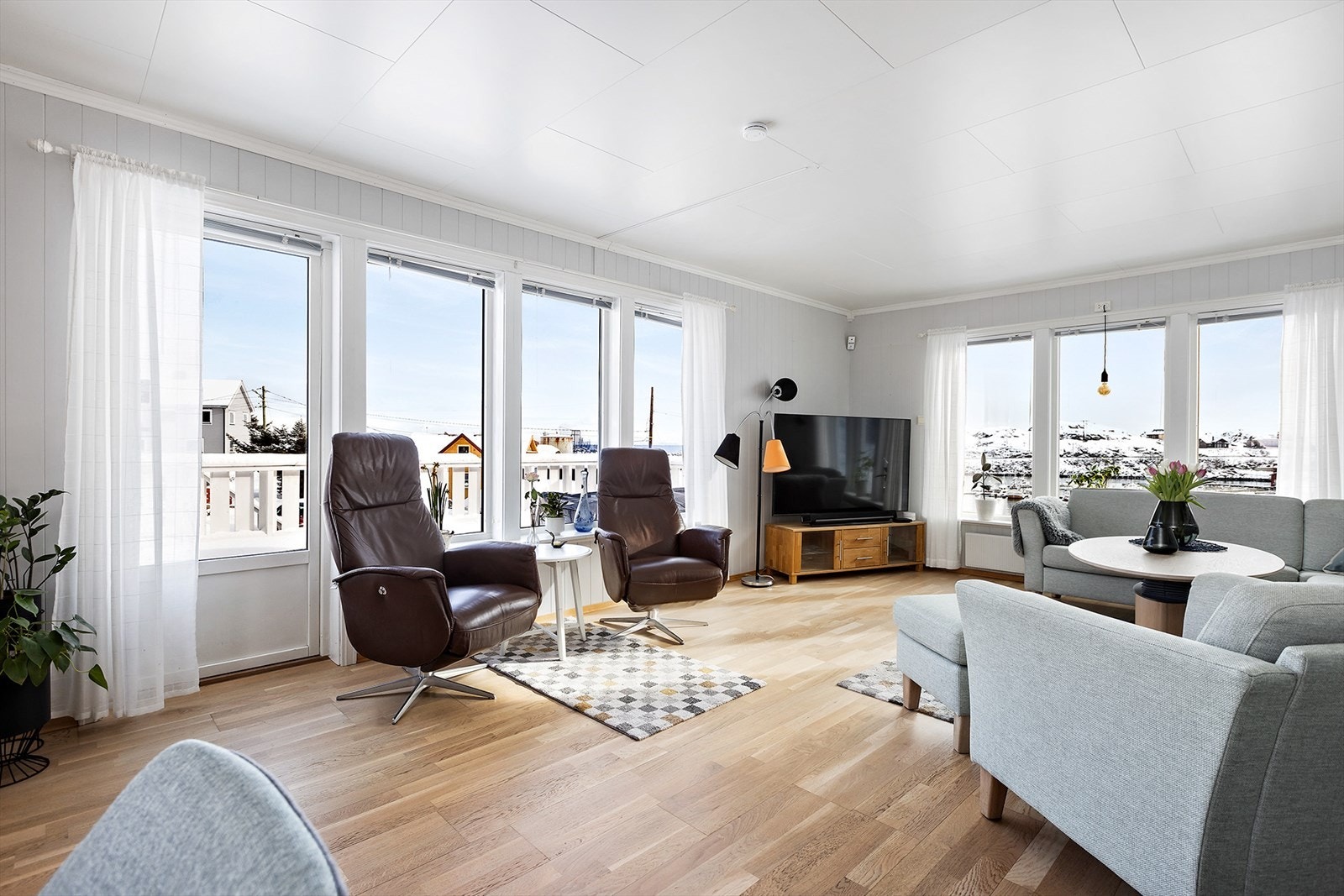 Stua er vendt mot utsikten. Utgang videre til veranda. Galleribilde