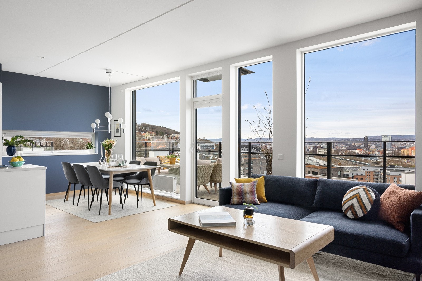 Leiligheten har 2 solrike balkonger på tilsammen 25 kvm, panoramautsikt, heis og garasjeplass med lader Galleribilde