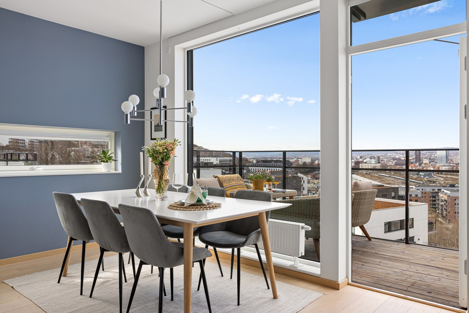 Stuen har god plass til både sofagruppe og et stort spisebord Galleribilde